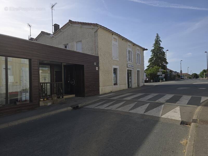 Commerce à SAINT-CYR-DES-GATS