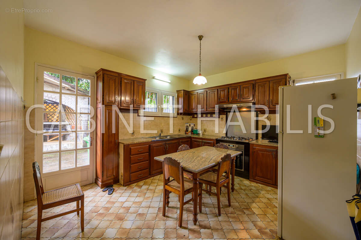 A vendre - une maison de type t6 de 200 m2 environ - petite-ile - 577 000 € hai - photo 2