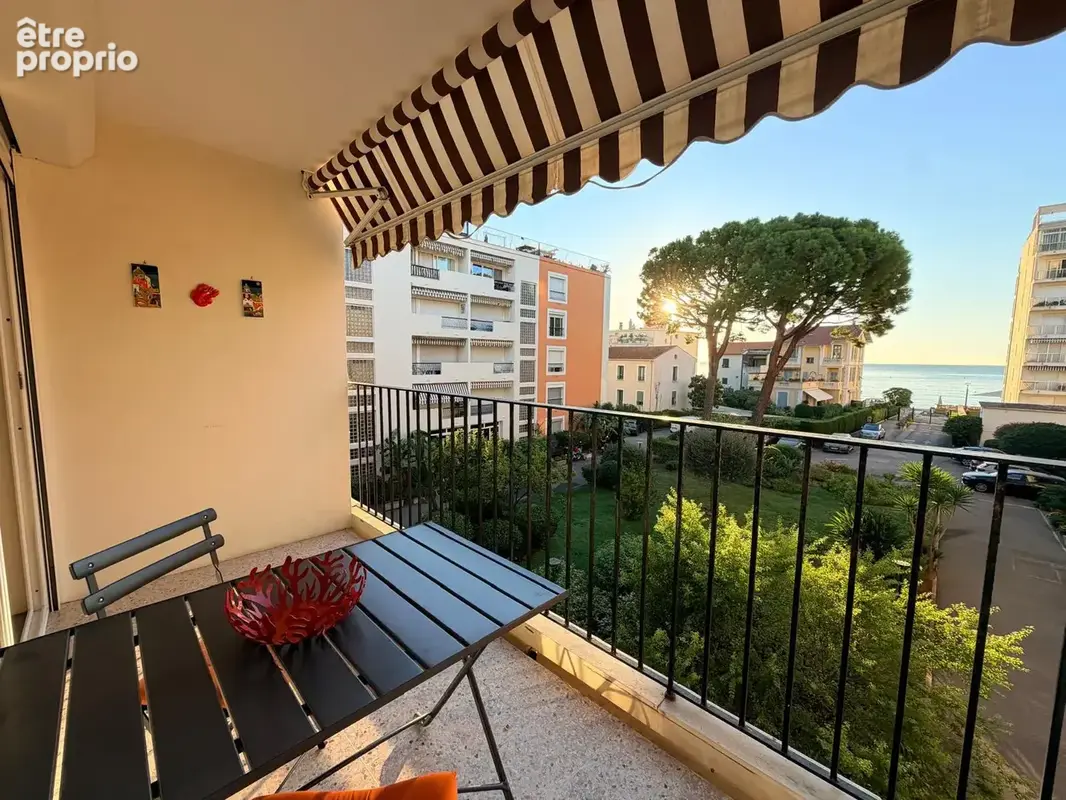 ROQUEBRUNE CAP MARTIN - Face à la mer   Charmant petit 2 pièces de 32,23 m2 avec balcon, cave et vue mer. - photo 3