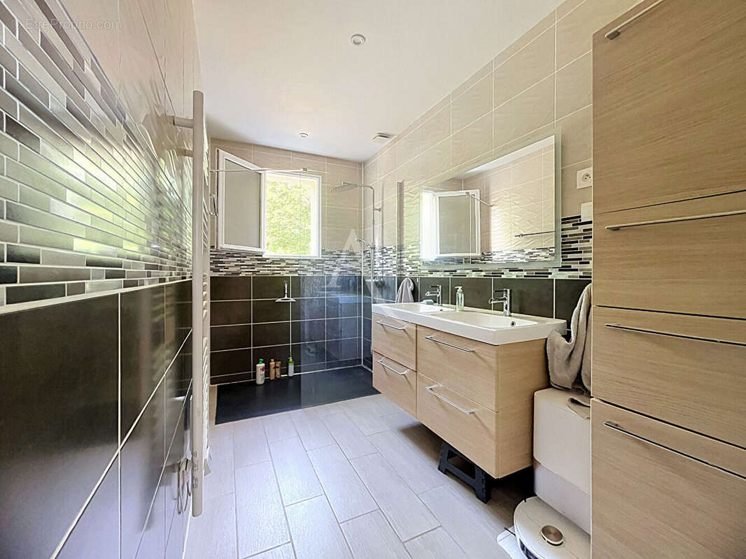 À vendre - Maison familiale avec vie de plain-pied à Combrée - Ombrée d'Anjou - photo 6
