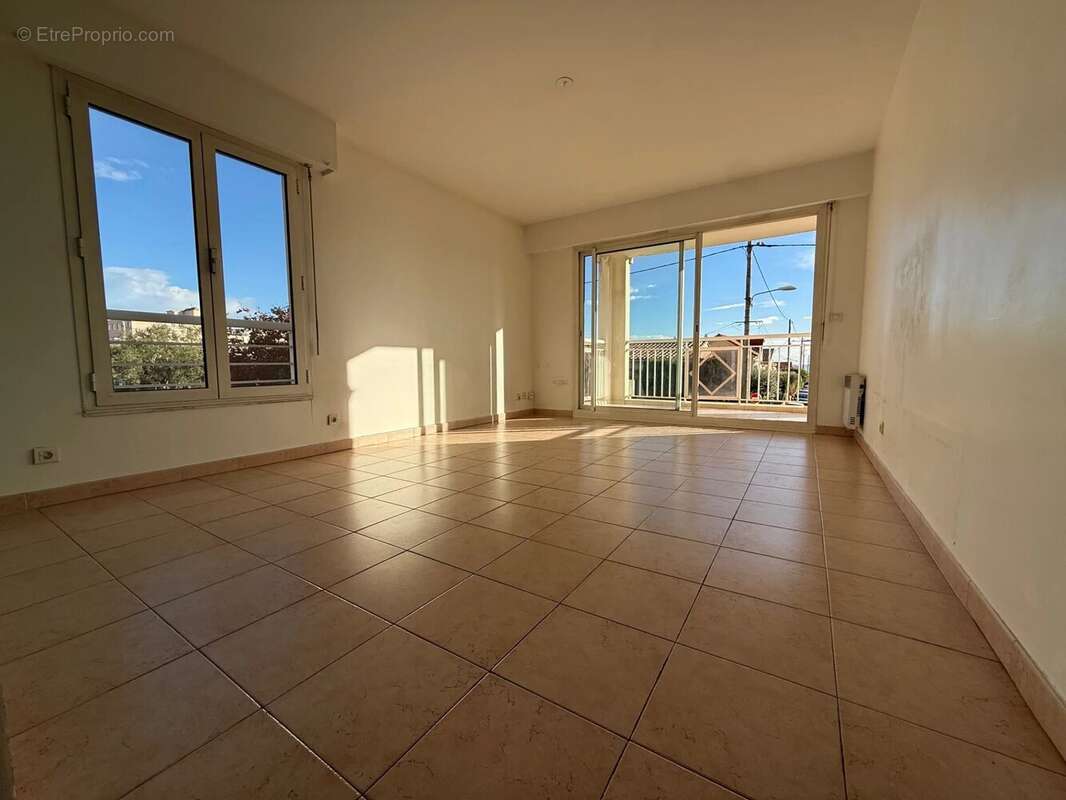 Appartement à SAINT-LAURENT-DU-VAR