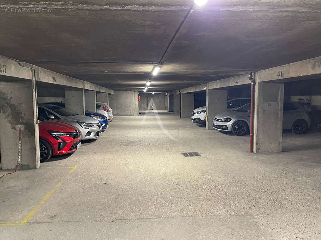 Parking à PARIS-12E