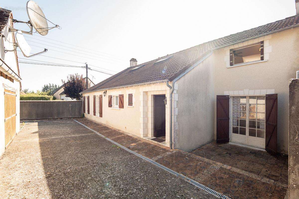 Maison à AZE