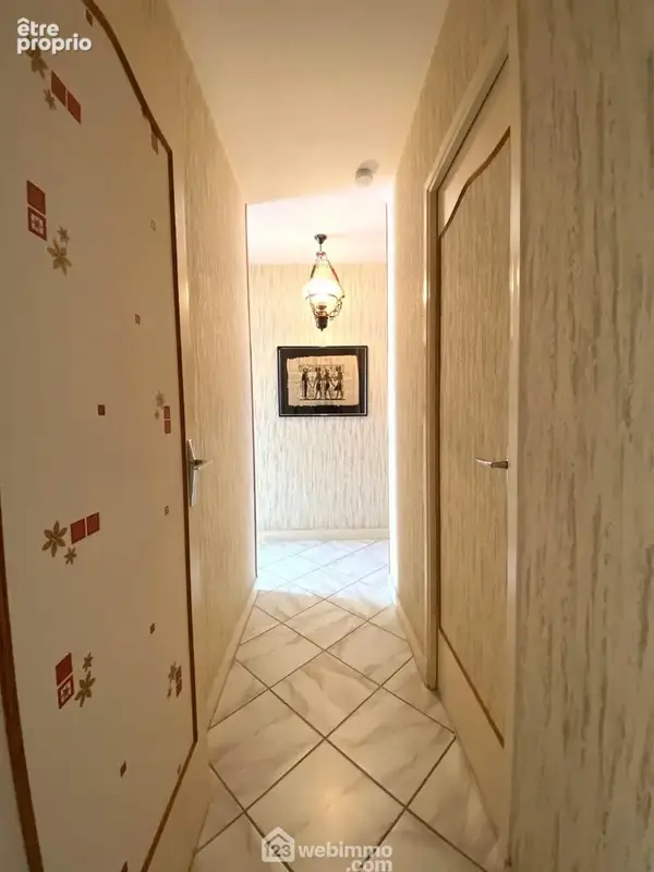Voici le couloir desservant une buanderie...