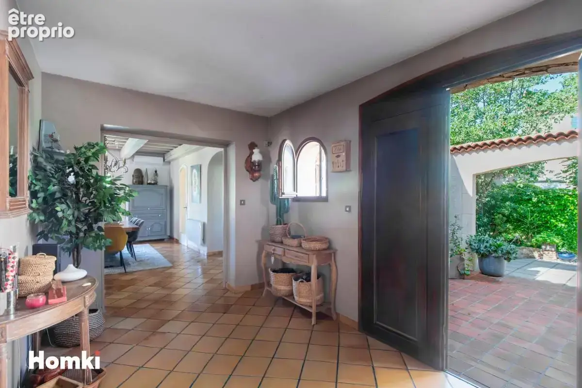 MARIGNANE – Maison familiale authentique 8 pièces 200m² avec piscine - photo 4