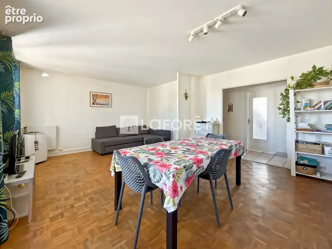 Bourg-lès-valence , t3 lumineux avec balcon, garage et parking - photo 6