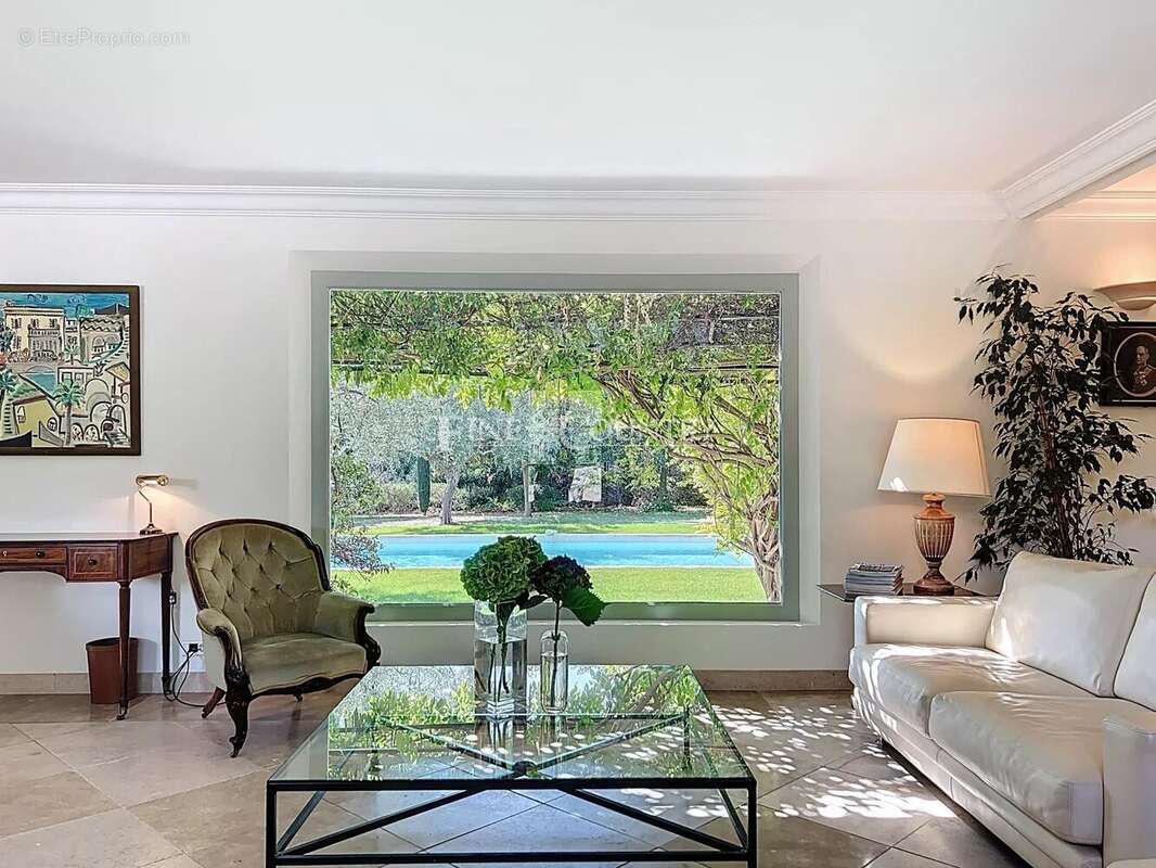 Maison à CHATEAUNEUF-GRASSE