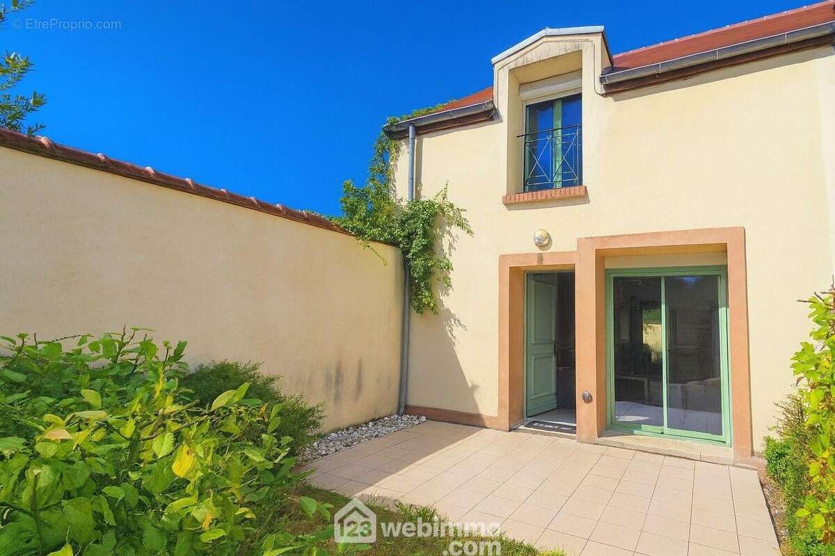 Venez découvrir cette belle maison de 65 m² avec un jardin de 60 m². - Maison à FONTAINEBLEAU