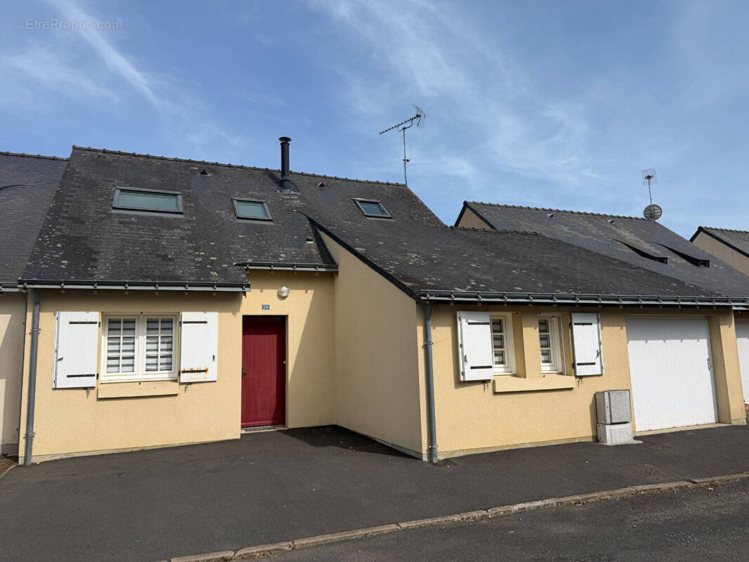 Maison à BECON-LES-GRANITS