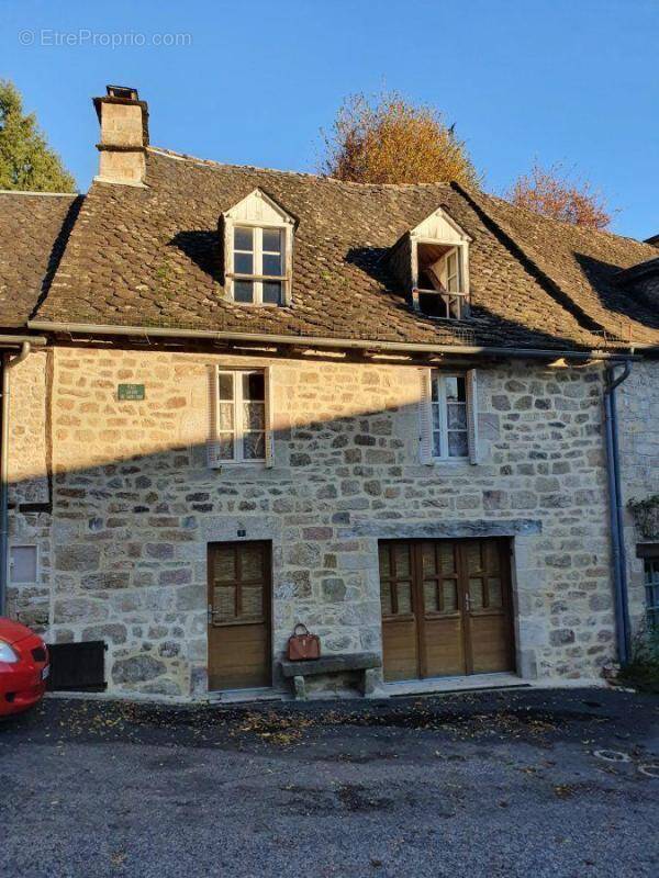 Maison à LA ROCHE-CANILLAC