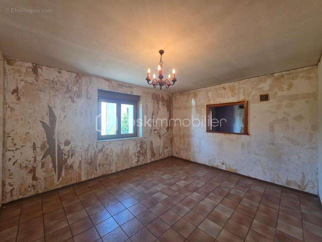 Maison individuelle de 181 m² avec fort potentiel d'aménagement - photo 6