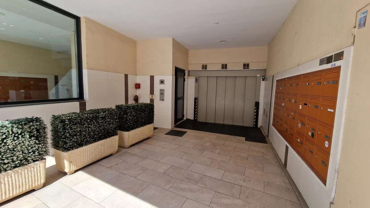 Appartement à SAINT-LAURENT-DU-VAR