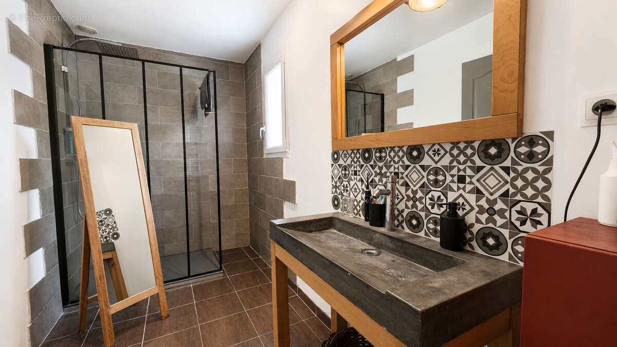 Maison de plain pied comprenant 5 chambres et studio indépendant et piscine chauffée - photo 11