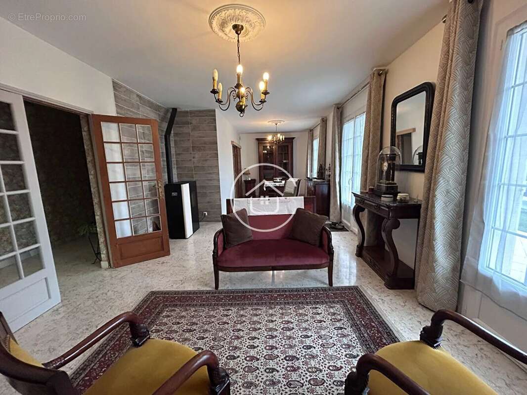 Maison à LA CHAUSSEE-SAINT-VICTOR