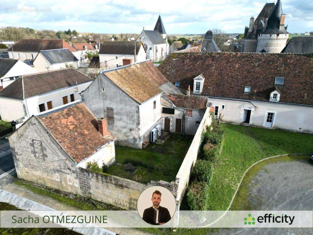 Maison à AZAY-LE-FERRON