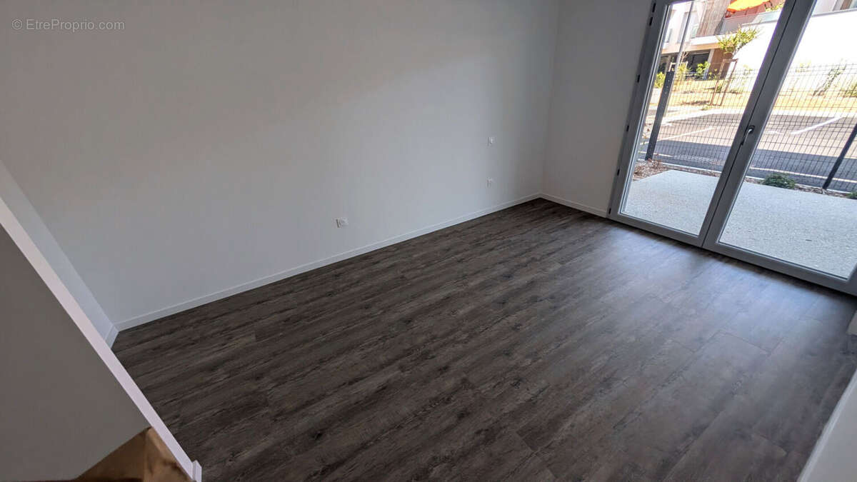 Très bel appartement t3 69 m² avec cour  en état neuf !!! - photo 4