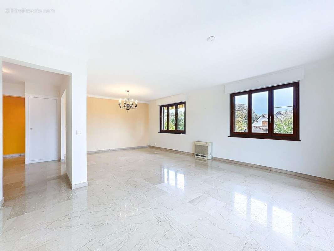 Maison à CHENS-SUR-LEMAN