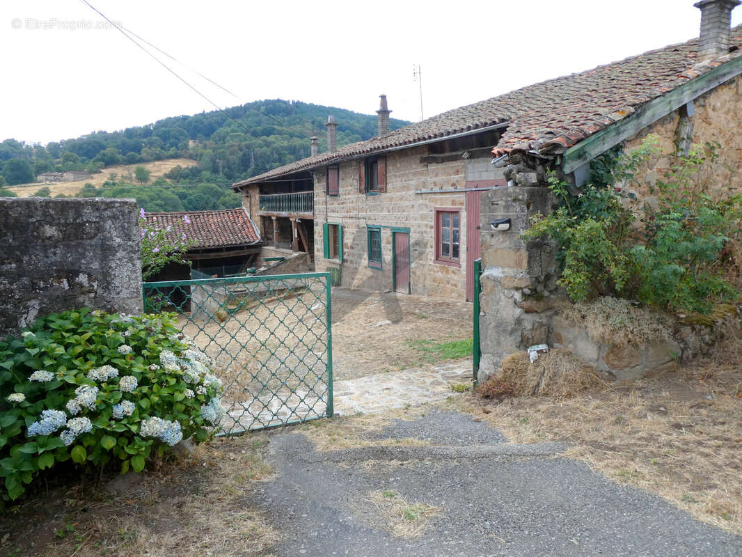 Très belle ferme de caractère indépendante avec grandes dépendances et 5 000 m2 de terrain - photo 24