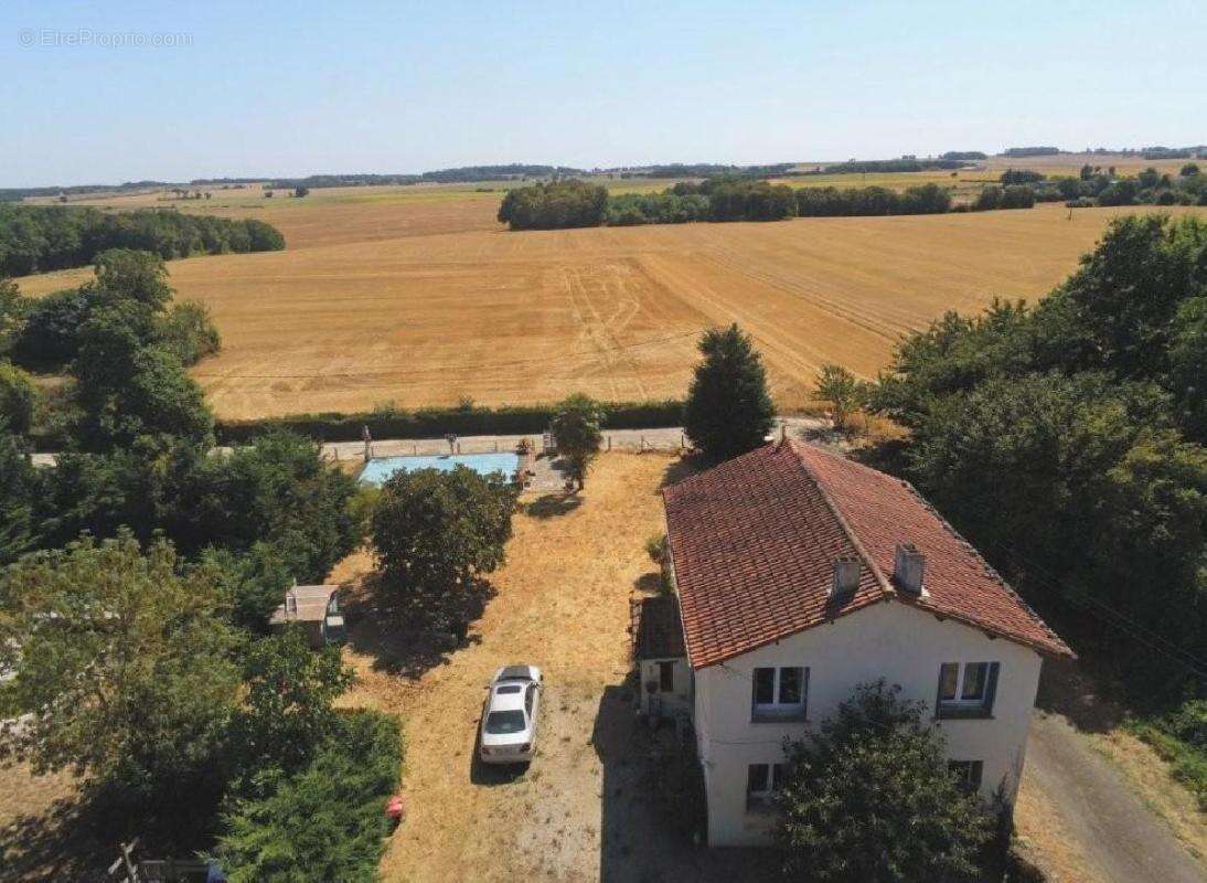 Maison 121 m² à Villefagnan  - photo 3