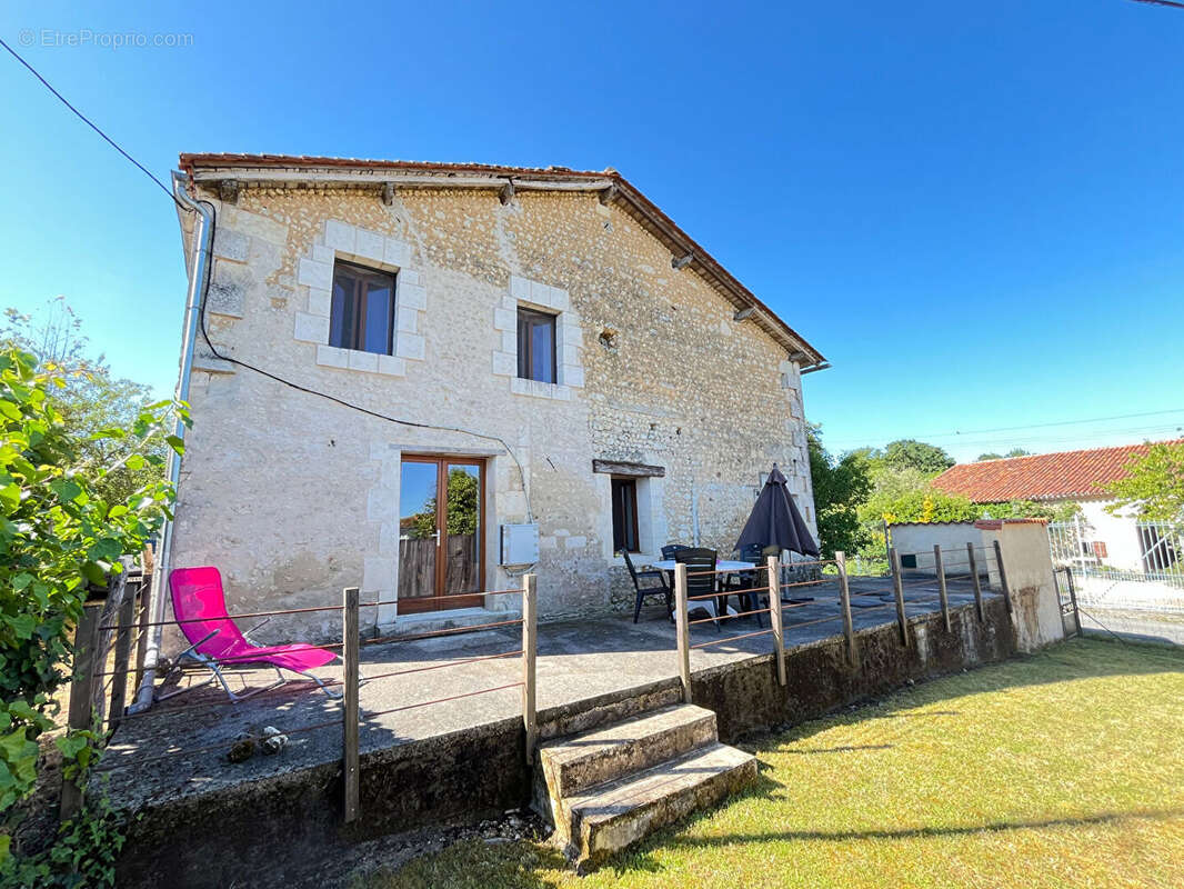 Maison à BORS(CANTON DE MONTMOREAU-SAINT-CYBARD)