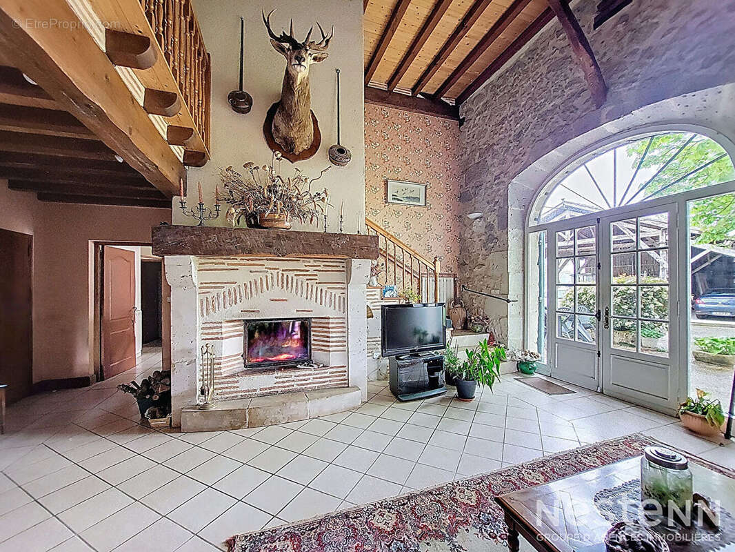 A Vendre Bâtisse en pierre de 310 m² avec dépendances sur une propriété de plus de 1,8 ha - photo 6