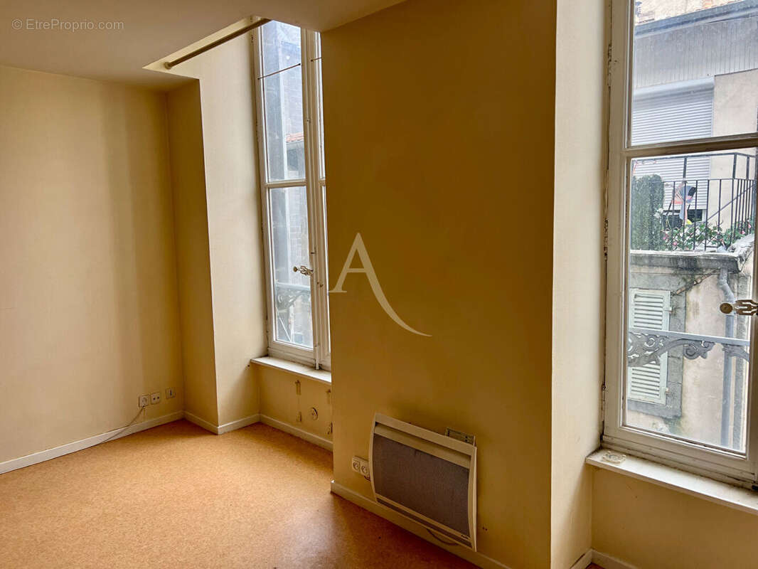 PLATEAU CENTRAL beau studio très lumineux à rafraîchir - photo 2