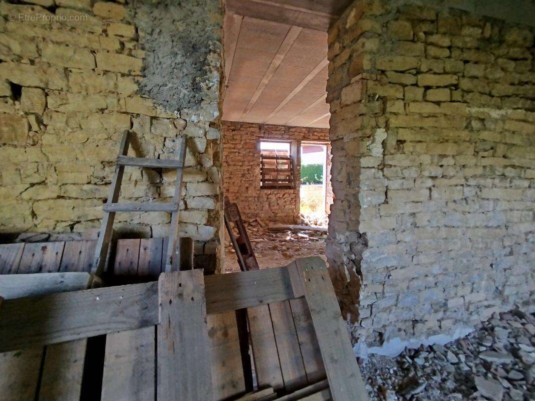 Maison en cours de construction — toiture refaite à neuf — fort potentiel - photo 5