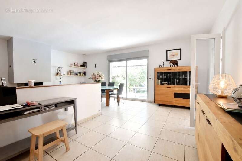 Maison de plain-pied avec grand jardin et piscine - photo 3