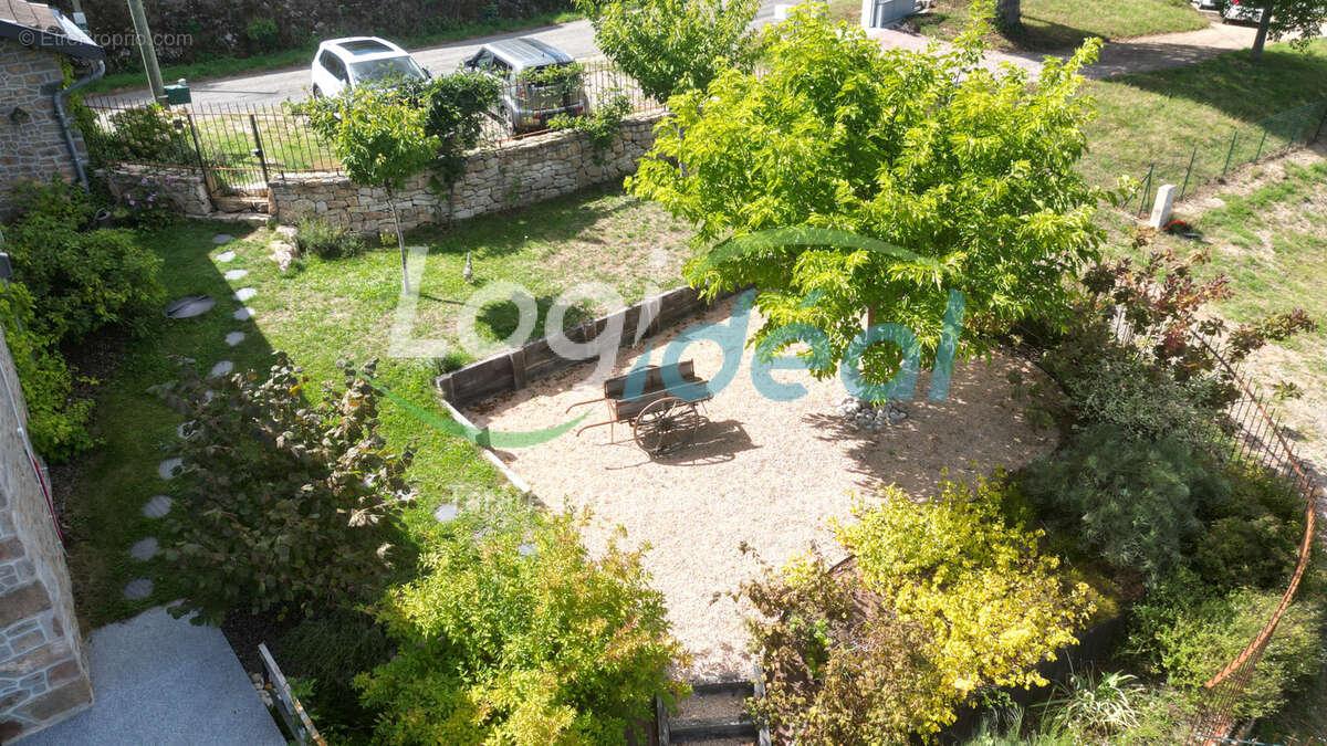 Maison de caractère sur les hauteurs de St Nizier d'Azergues sur + de 3000m2 de terrain. - photo 4