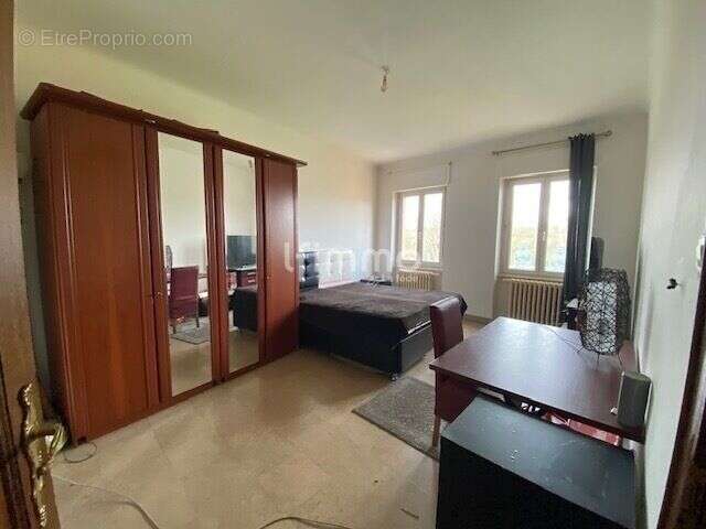 Immeuble comprenant un local commercial et deux appartements - photo 11