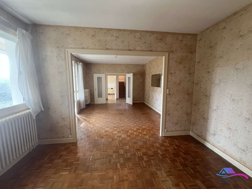 SALON/ SALLE A MANGER - Maison à CHATEAUMEILLANT