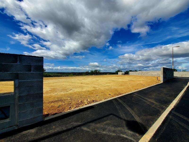 Photo Terrain à Valros au prix de 153 000€