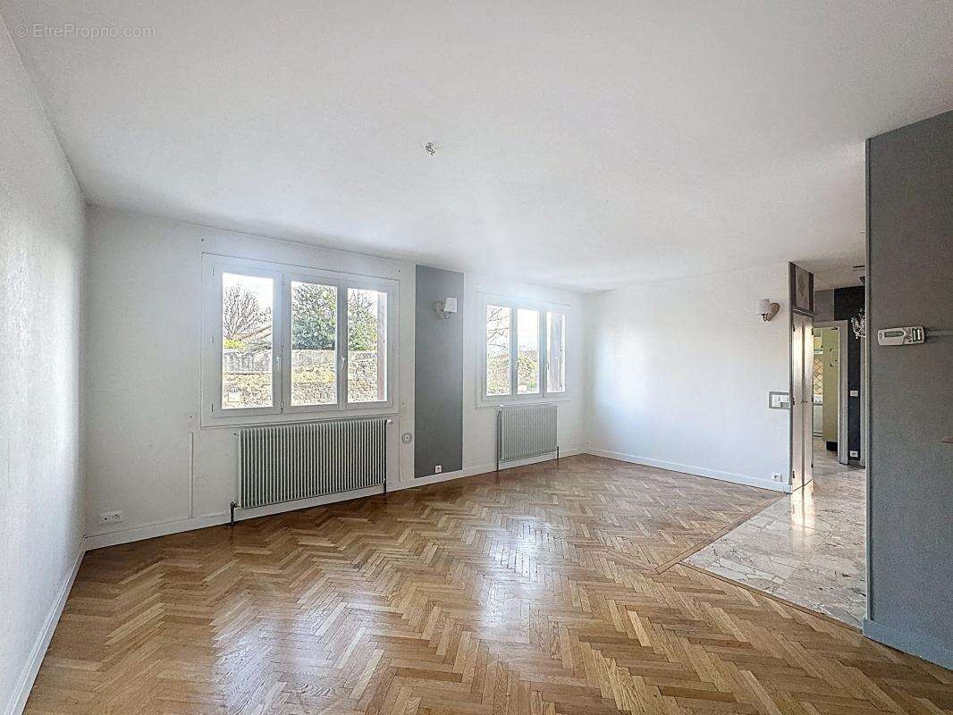 SAINT BONNET PRES RIOM Amateur de bricolage Grange 68m² - Maison 3 chambres - Cour - photo 3