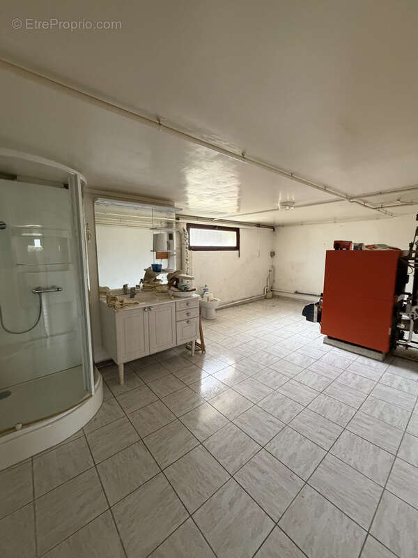 Coup de cœur assuré : Maison de qualité avec fort potentiel sur magnifique terrain de 5800 m2. - photo 12