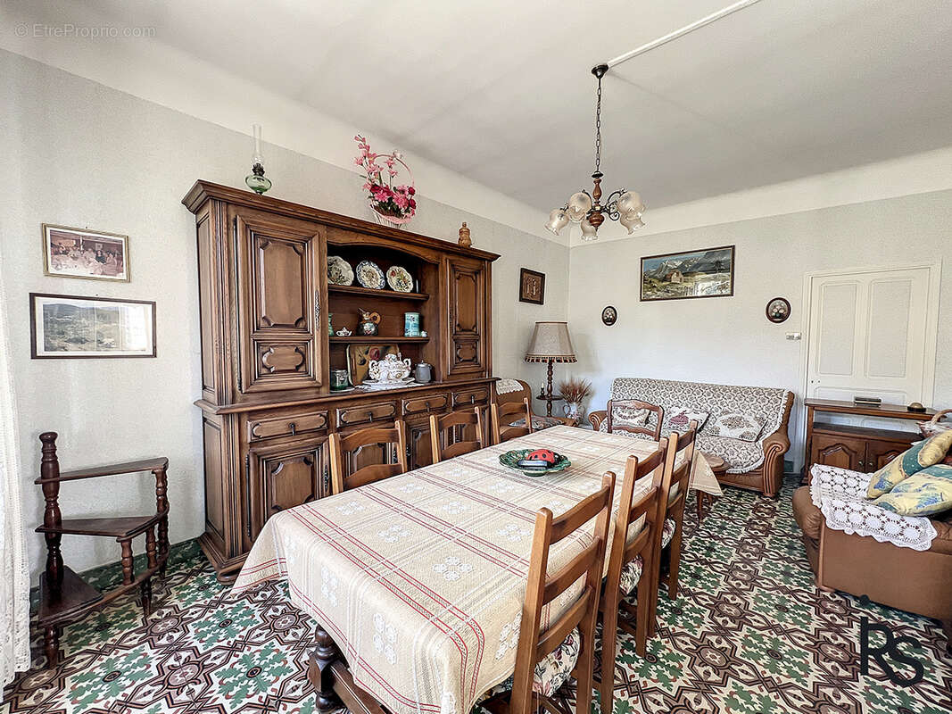 Une demeure rurale en 4 logements avec 6,34 ha de terrain et deux sources. - photo 9