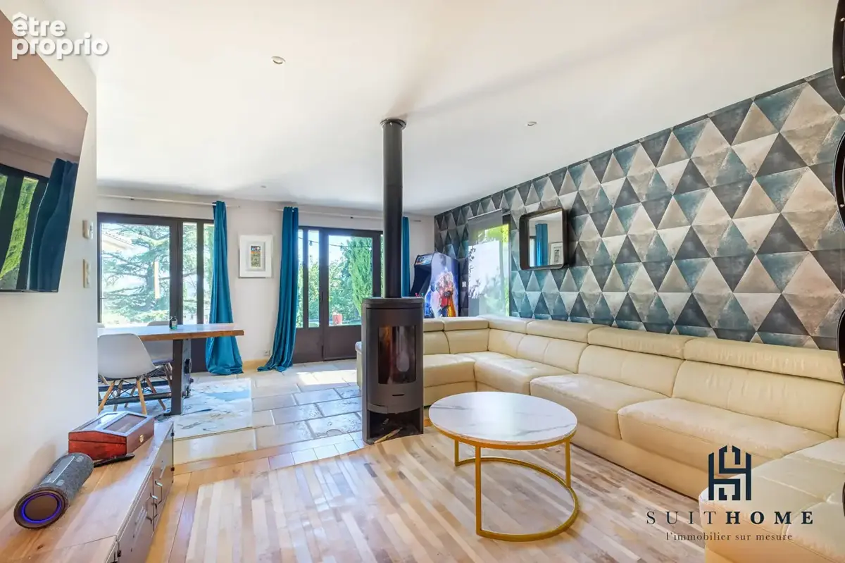 A vendre maison 175 m²  à Saint Romain Au Mont D Or, piscine et terrain clos et arboré - photo 3