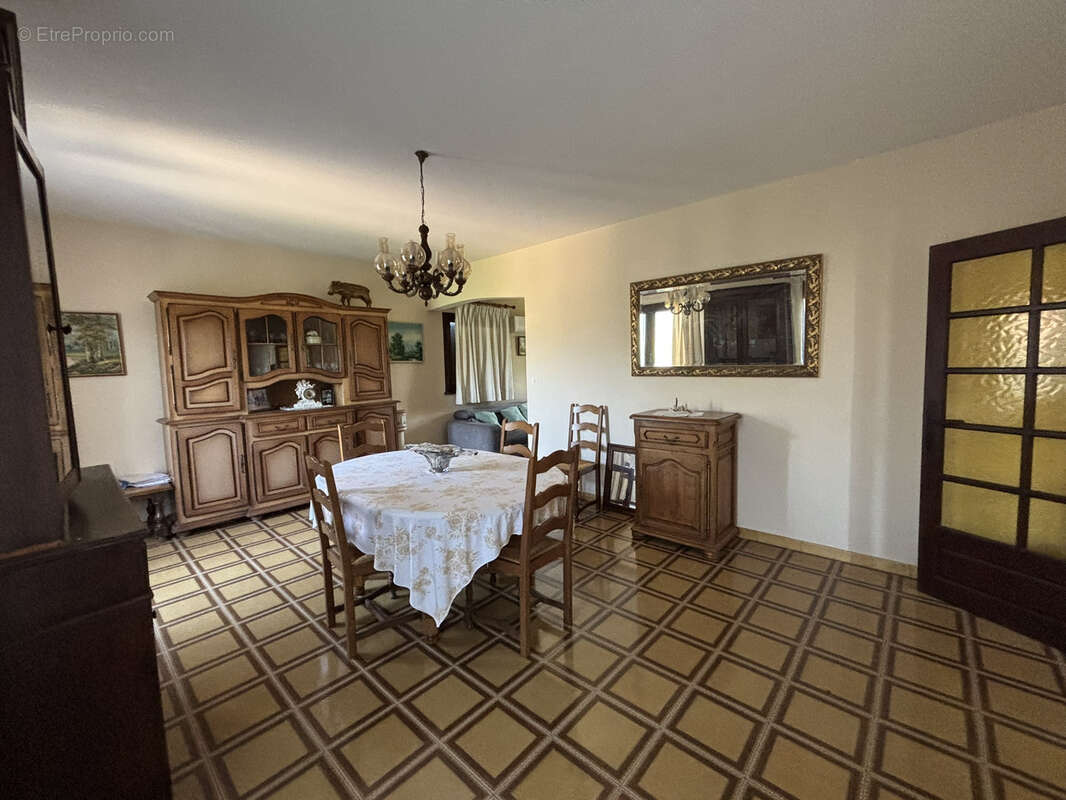 Villa avec plusieurs appartements située dans un quartier calme de Porto Vecchio. - photo 10