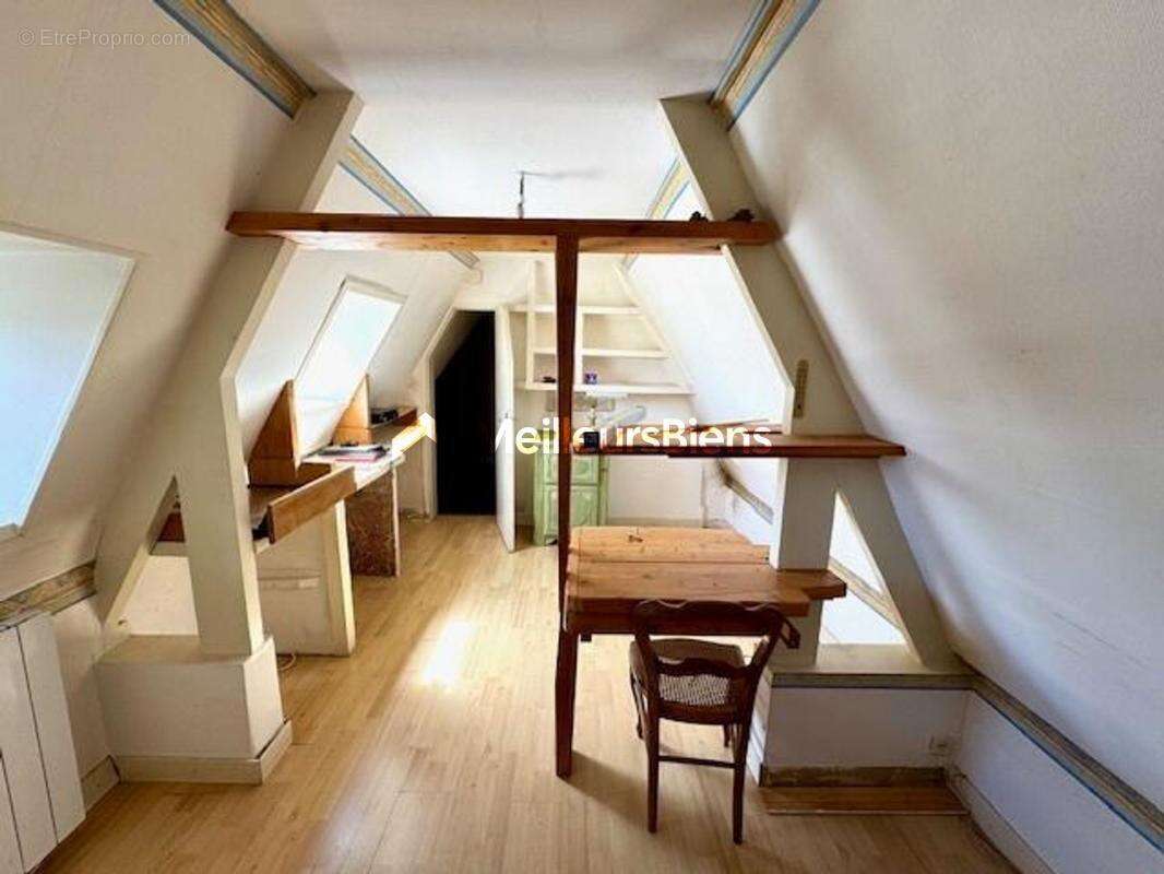 Proche commerces et écoles - Très belle maison sur 1947 m2 de terrain - photo 12