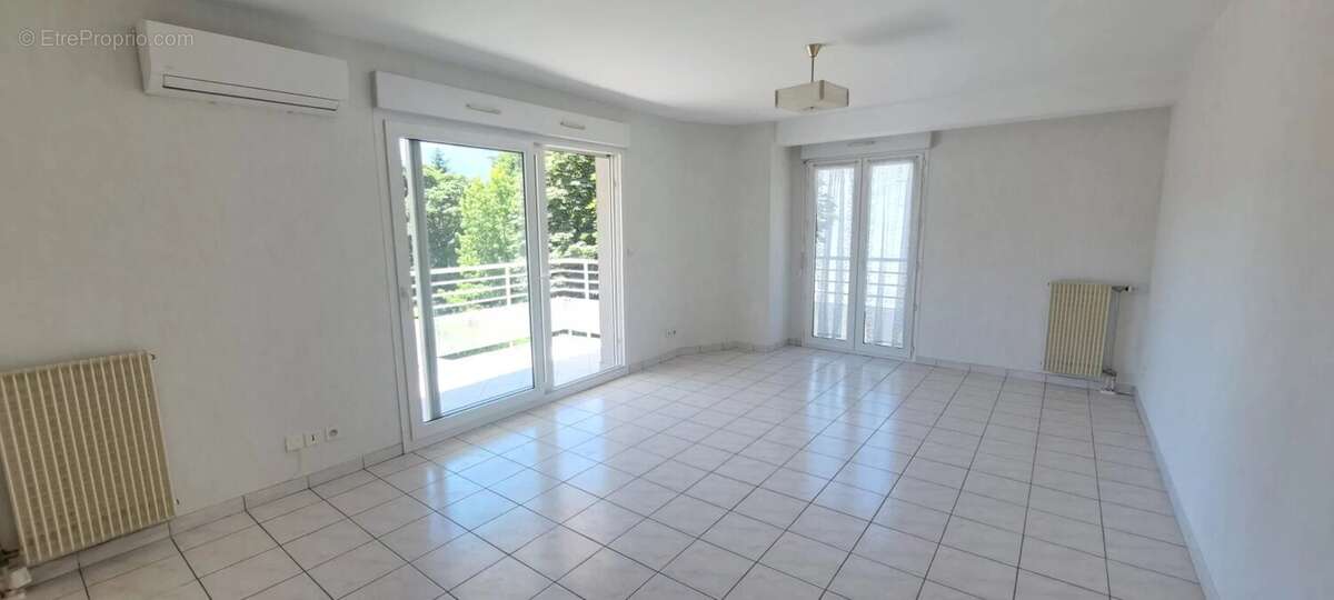 EYBENS LE BOURG - T4 de 82 m2, parking privatif, poss garage - photo 2