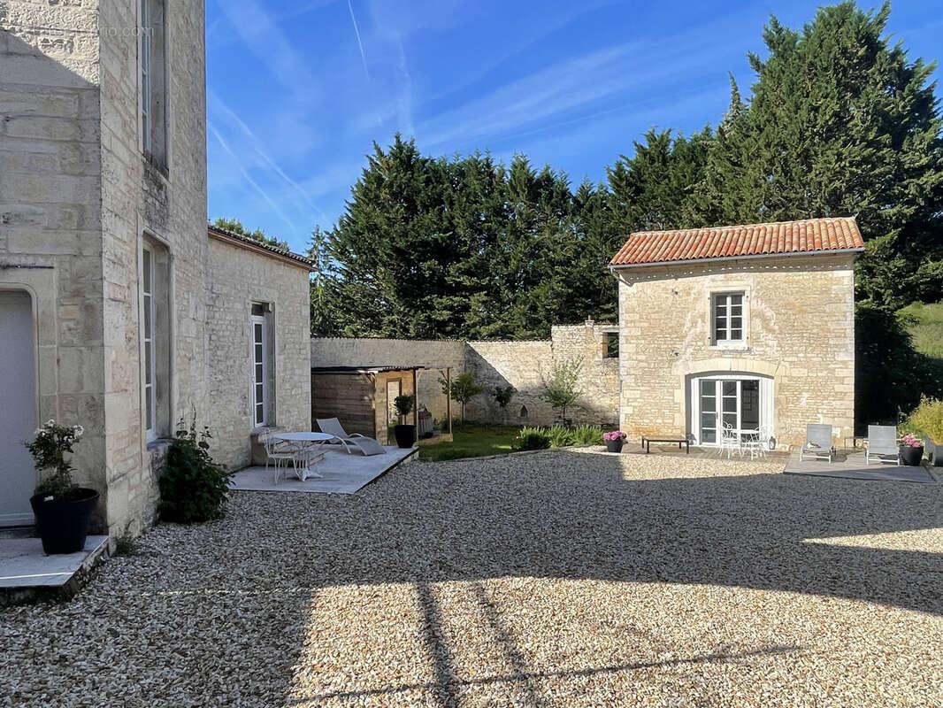 Superbe propriété fortifiée avec deux tours, un sauna et un spa dans la cour, située dans un magnifique villag - photo 20