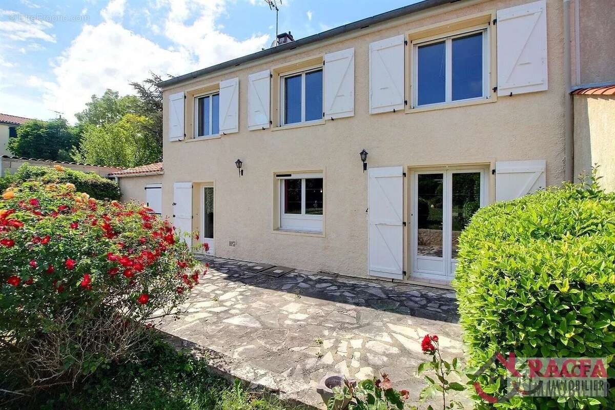 CASTRES - Maison 5 chambres, jardin et double garage - photo 4