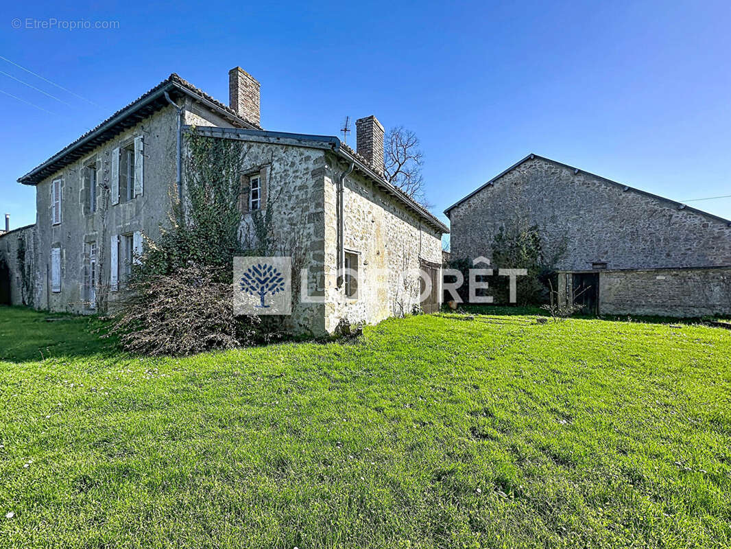 Maison de caractère avec dépendances - photo 3