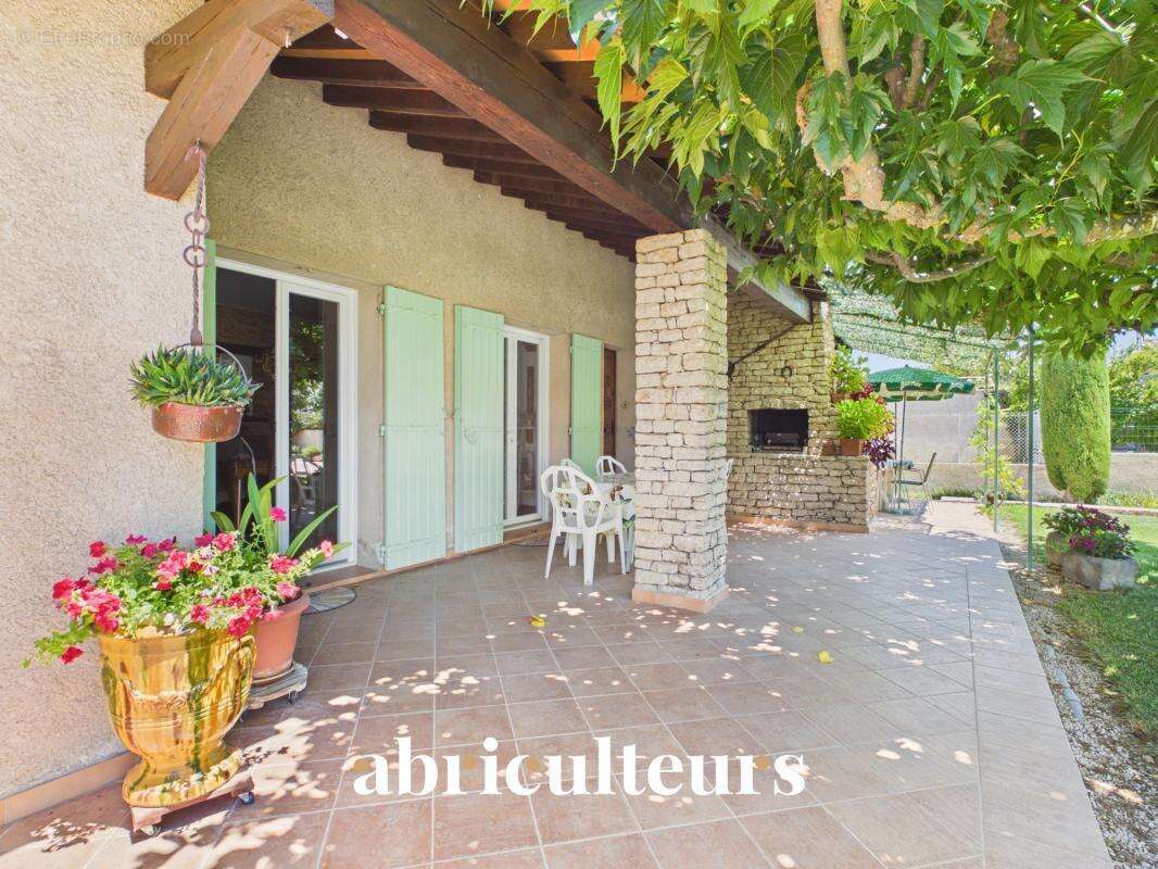 Maison familiale de 198 m² avec T2 indépendant, jardin et garage à Charleval - photo 4