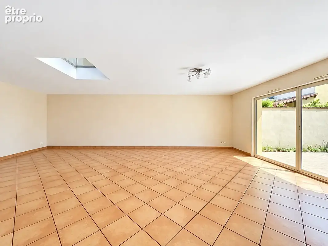 Entre calme résidentiel et proximité immédiate de tout, cette maison familiale n'attend que vos projets. - photo 6