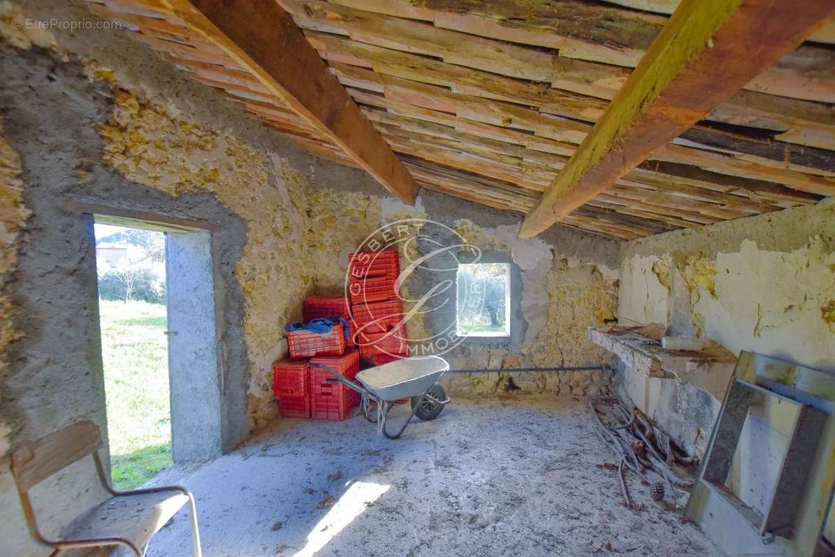 Terrain à MONTFERRAT