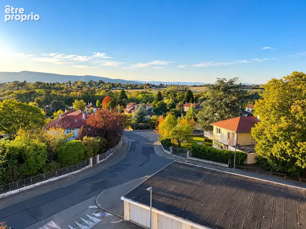MARAVILLAS IMMOBILIER   Un T3 avec une vue exceptionnelle sur Lyon et les Monts d’Or - photo 2
