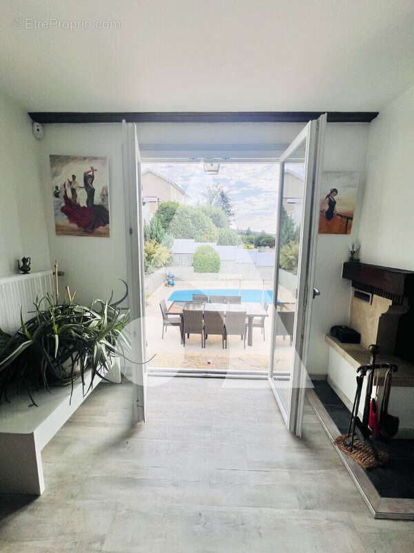 Maison à NEYRON