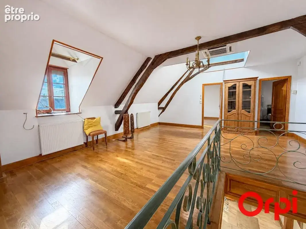 Une propriété pleine de charme, offrant de beaux espaces de vie, quatre chambres et des prestations de qualité, à découvrir sans - photo 9