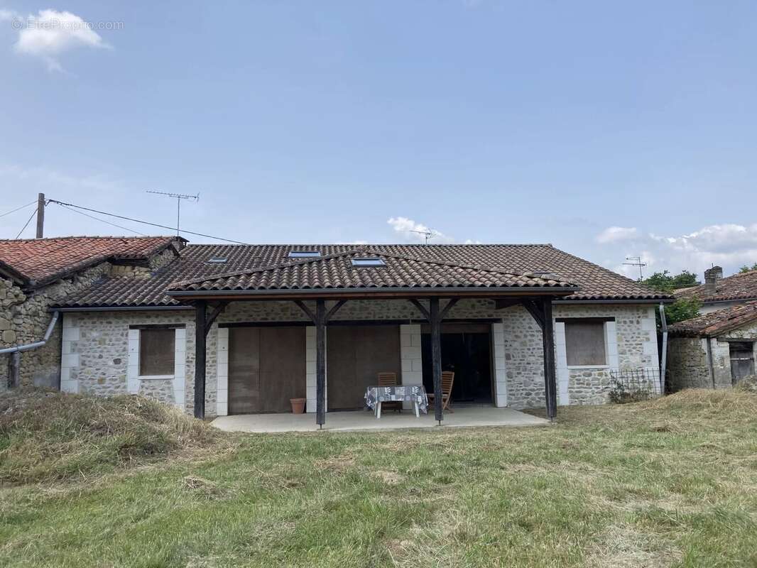 Maison de village en pierre en bon état - photo 2