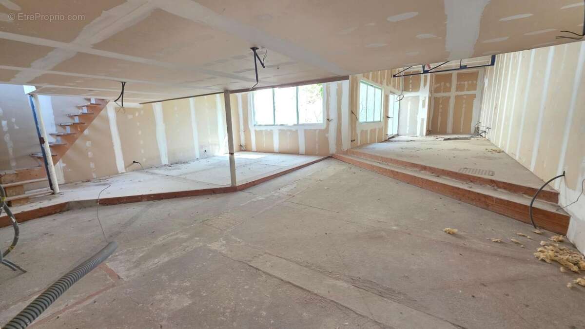 Loft d'exception en cours d amenagement - volumes uniques et potentiel infini avec ses dependances - photo 3
